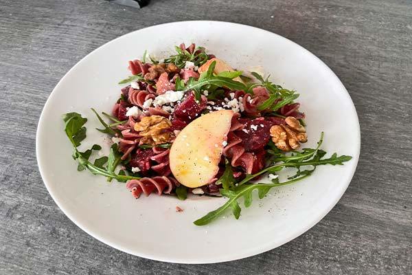 Frischer Nudel Salat mit Rote Beete Pasta, Rucola, Feta und rote Beete extra .... Mhhh